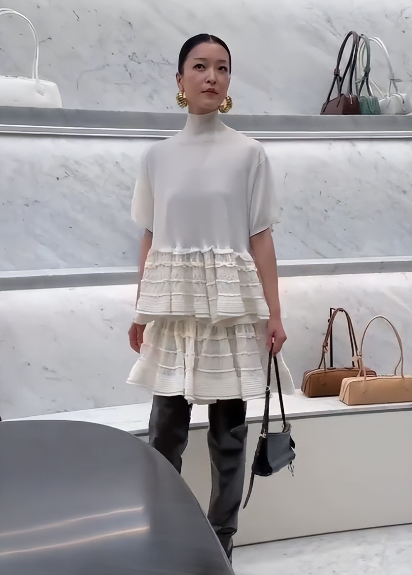 北京酒会太真实，吉娜“假胸”尴尬，娜然脸肿胀，秦舒培一脸男相-第14张图片-旧杳电影网