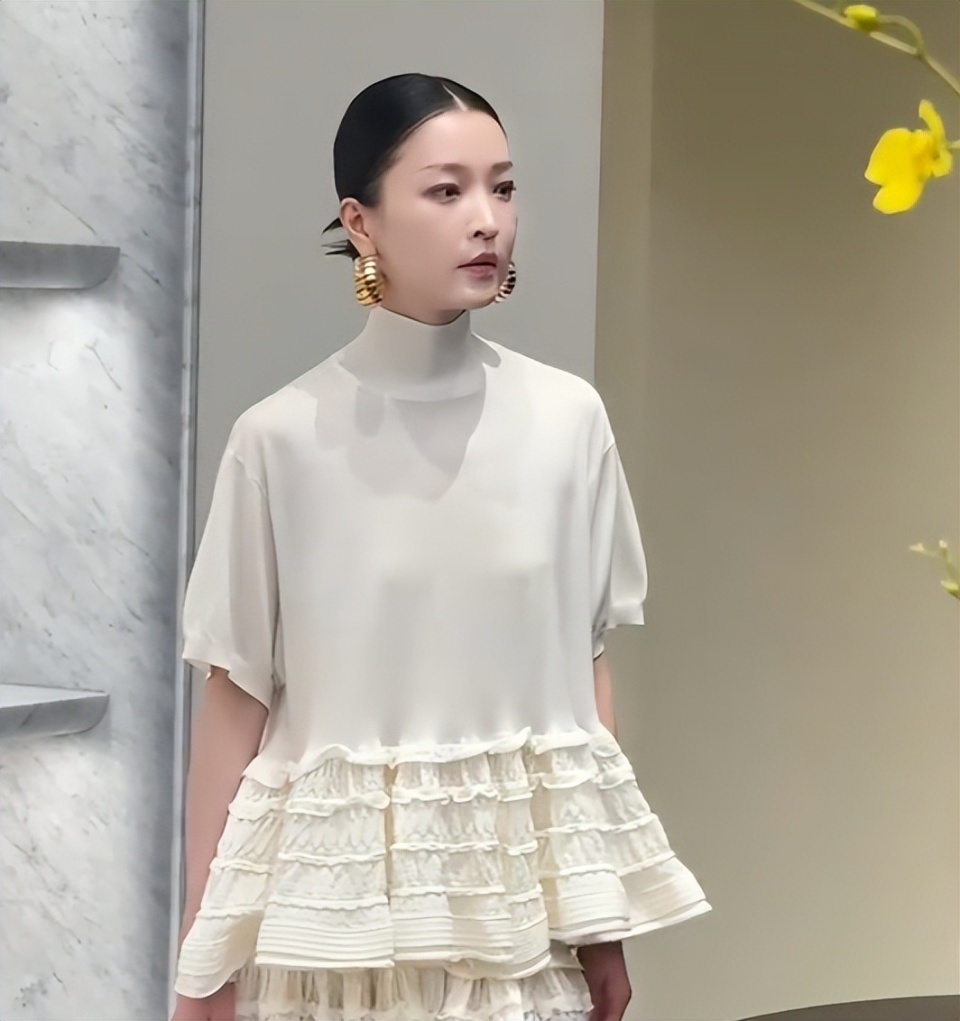 北京酒会太真实，吉娜“假胸”尴尬，娜然脸肿胀，秦舒培一脸男相-第15张图片-旧杳电影网