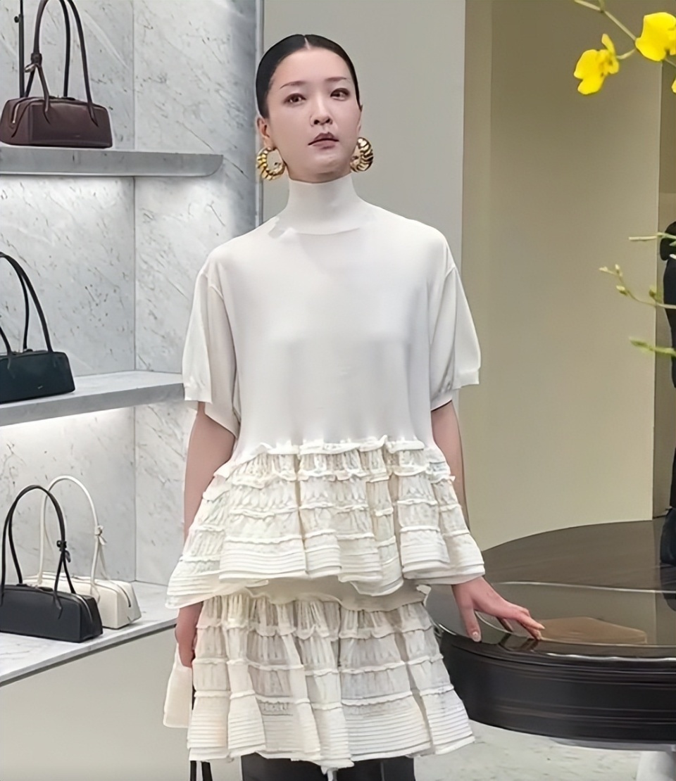 北京酒会太真实，吉娜“假胸”尴尬，娜然脸肿胀，秦舒培一脸男相-第16张图片-旧杳电影网