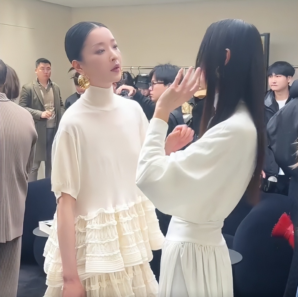 北京酒会太真实，吉娜“假胸”尴尬，娜然脸肿胀，秦舒培一脸男相-第17张图片-旧杳电影网