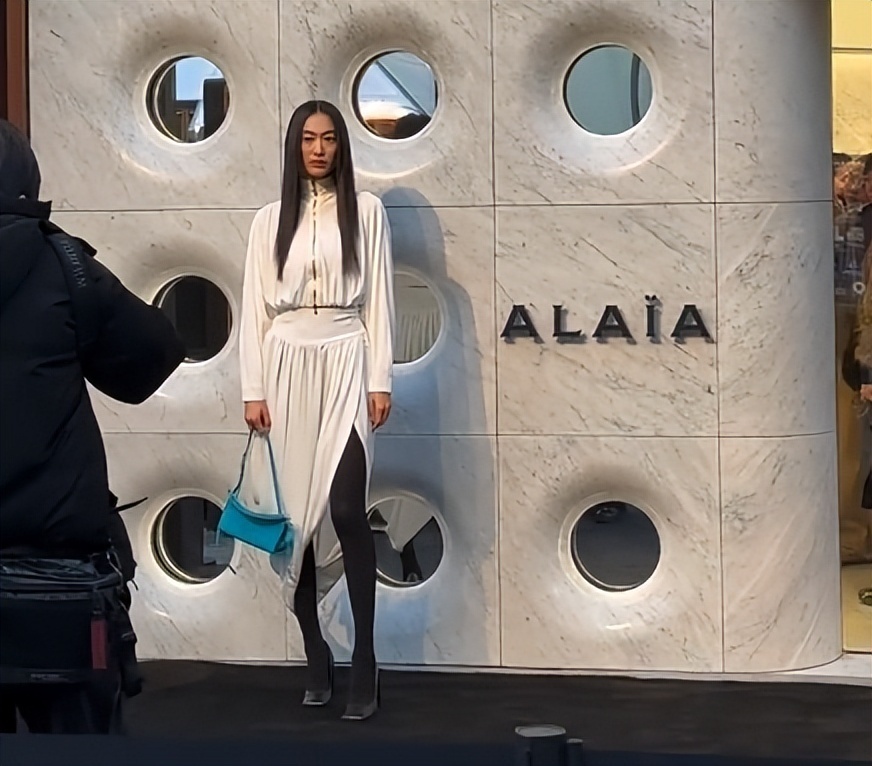 北京酒会太真实，吉娜“假胸”尴尬，娜然脸肿胀，秦舒培一脸男相-第19张图片-旧杳电影网