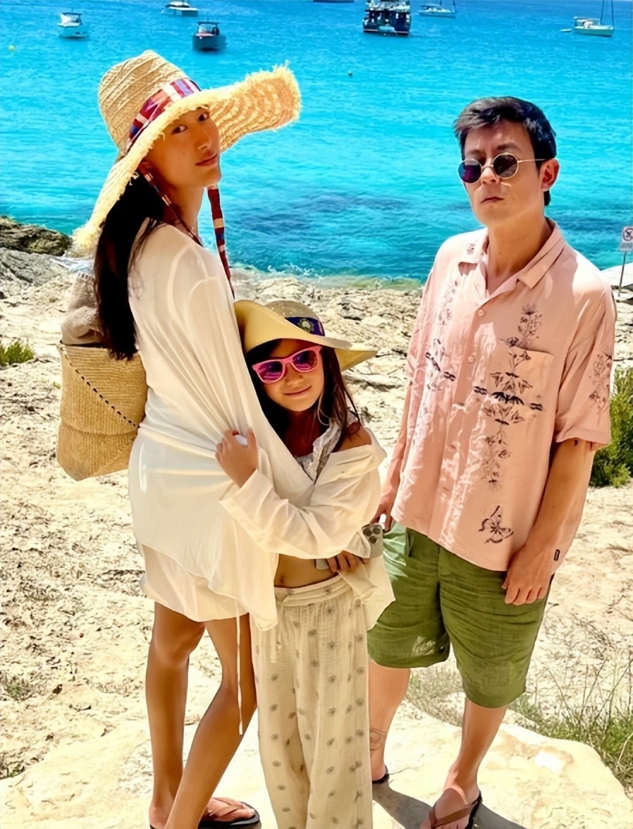 北京酒会太真实，吉娜“假胸”尴尬，娜然脸肿胀，秦舒培一脸男相-第23张图片-旧杳电影网