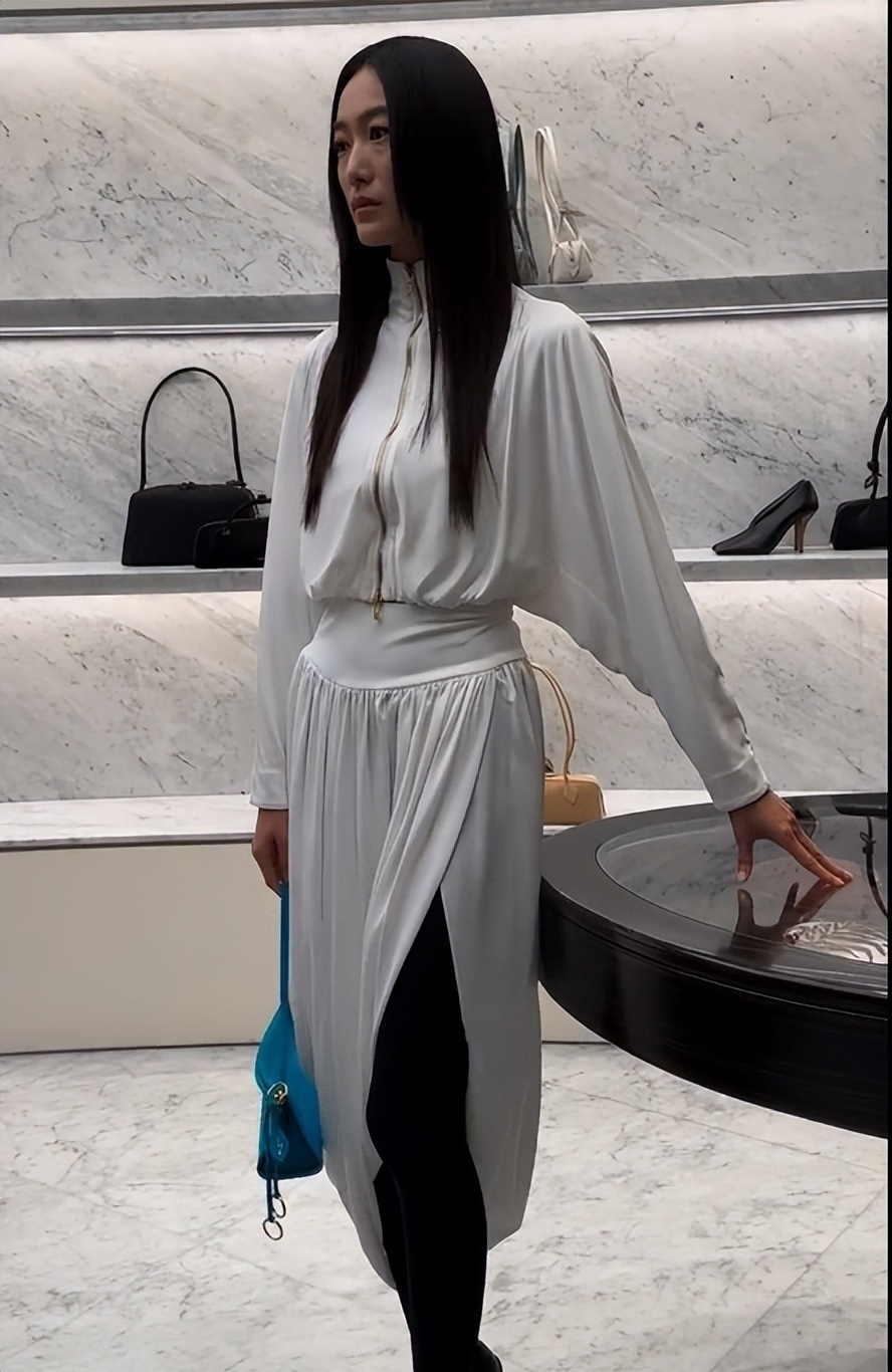 北京酒会太真实，吉娜“假胸”尴尬，娜然脸肿胀，秦舒培一脸男相-第24张图片-旧杳电影网