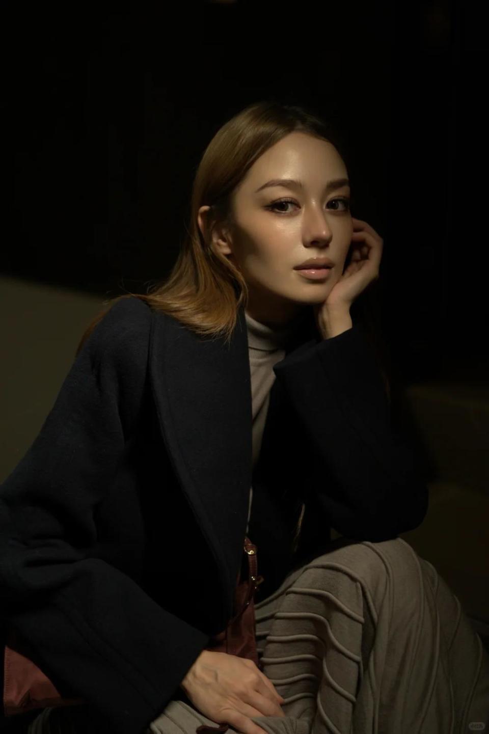 北京酒会太真实，吉娜“假胸”尴尬，娜然脸肿胀，秦舒培一脸男相-第28张图片-旧杳电影网