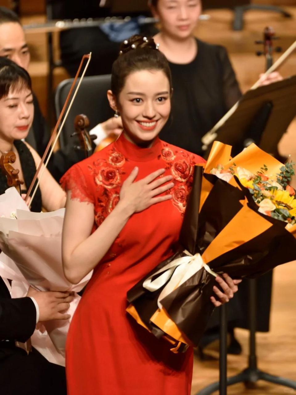 北京酒会太真实，吉娜“假胸”尴尬，娜然脸肿胀，秦舒培一脸男相-第31张图片-旧杳电影网