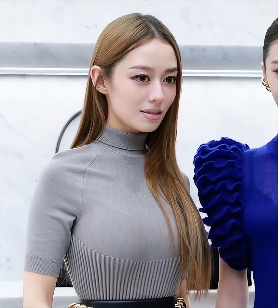 北京酒会太真实，吉娜“假胸”尴尬，娜然脸肿胀，秦舒培一脸男相-第33张图片-旧杳电影网