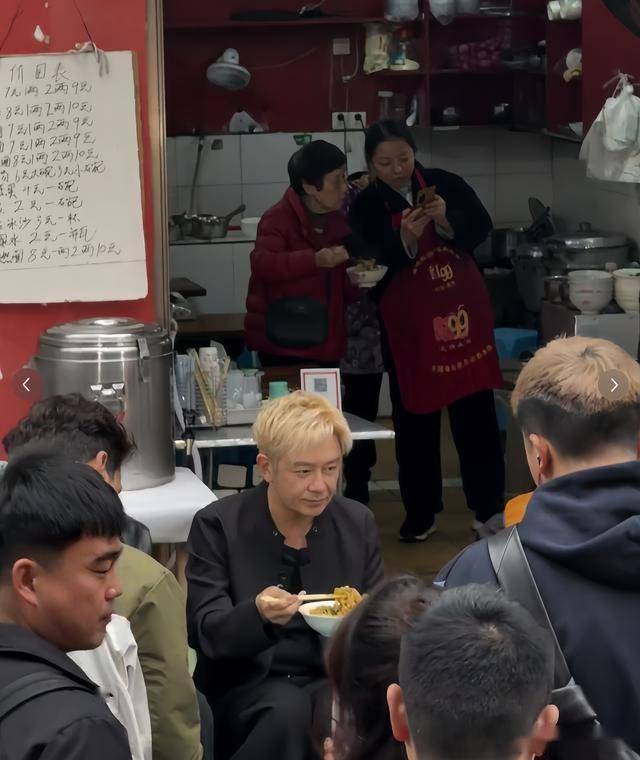 老牌港星重聚宜宾！陈浩民瘦脱相，黎耀祥一脸憨，麦长青头发花白-第3张图片-旧杳电影网