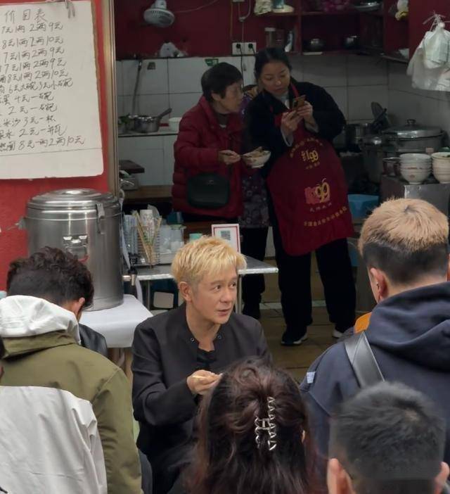 老牌港星重聚宜宾！陈浩民瘦脱相，黎耀祥一脸憨，麦长青头发花白-第4张图片-旧杳电影网