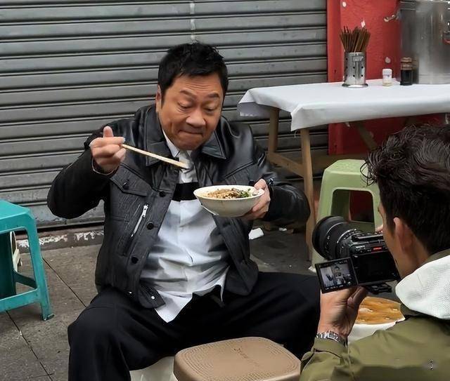 老牌港星重聚宜宾！陈浩民瘦脱相，黎耀祥一脸憨，麦长青头发花白-第5张图片-旧杳电影网