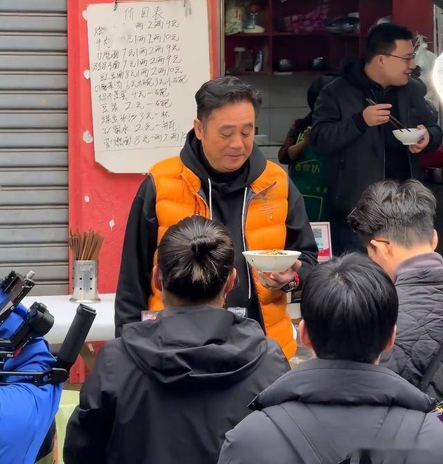 老牌港星重聚宜宾！陈浩民瘦脱相，黎耀祥一脸憨，麦长青头发花白-第6张图片-旧杳电影网