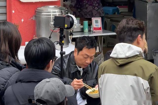 老牌港星重聚宜宾！陈浩民瘦脱相，黎耀祥一脸憨，麦长青头发花白-第7张图片-旧杳电影网