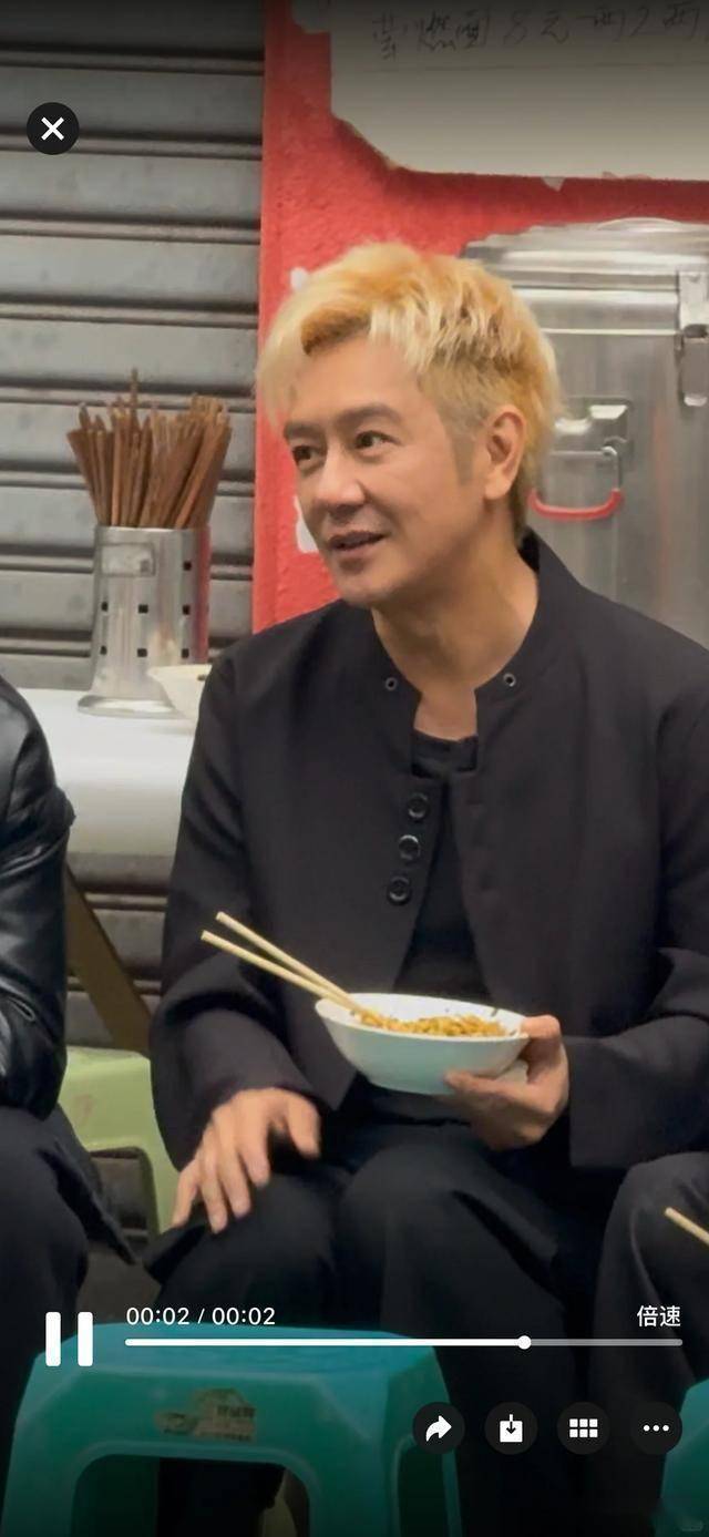 老牌港星重聚宜宾！陈浩民瘦脱相，黎耀祥一脸憨，麦长青头发花白-第10张图片-旧杳电影网