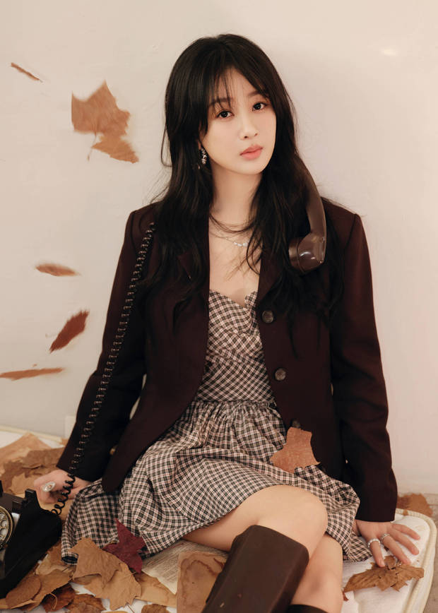 杨紫格子裙搭西装好绝!躺沙发看书 秒变优雅知性文艺少女-第1张图片-旧杳电影网 杨紫格子裙搭西装好绝!躺沙发看书 秒变优雅知性文艺少女-第1张图片-旧杳电影网