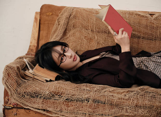 杨紫格子裙搭西装好绝!躺沙发看书 秒变优雅知性文艺少女-第2张图片-旧杳电影网 杨紫格子裙搭西装好绝!躺沙发看书 秒变优雅知性文艺少女-第2张图片-旧杳电影网