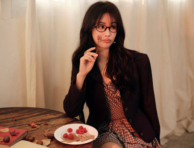 杨紫格子裙搭西装好绝!躺沙发看书 秒变优雅知性文艺少女-第3张图片-旧杳电影网 杨紫格子裙搭西装好绝!躺沙发看书 秒变优雅知性文艺少女-第3张图片-旧杳电影网