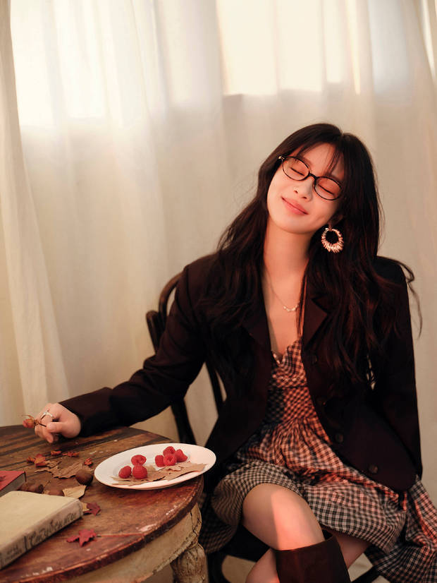 杨紫格子裙搭西装好绝!躺沙发看书 秒变优雅知性文艺少女-第5张图片-旧杳电影网 杨紫格子裙搭西装好绝!躺沙发看书 秒变优雅知性文艺少女-第5张图片-旧杳电影网