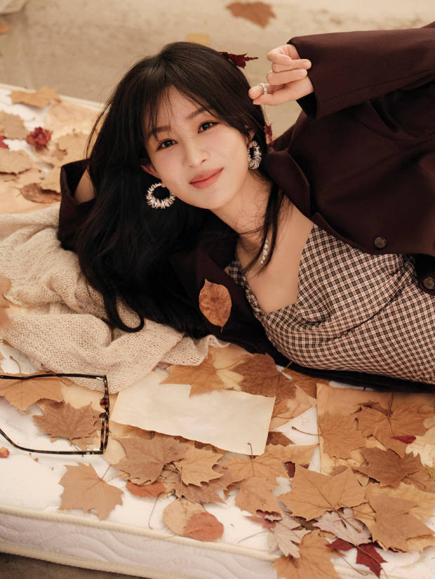 杨紫格子裙搭西装好绝!躺沙发看书 秒变优雅知性文艺少女-第10张图片-旧杳电影网 杨紫格子裙搭西装好绝!躺沙发看书 秒变优雅知性文艺少女-第10张图片-旧杳电影网