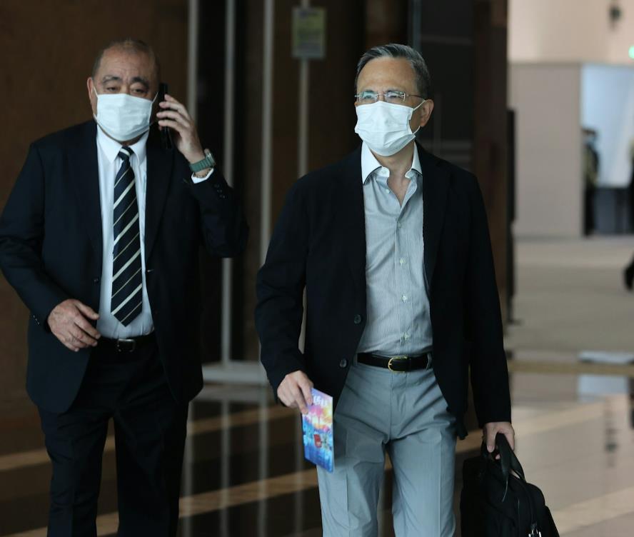 61岁李泽钜罕见现身满头白发，被问卖港口风波，他和李嘉诚一样礼貌拒回应-第1张图片-旧杳电影网