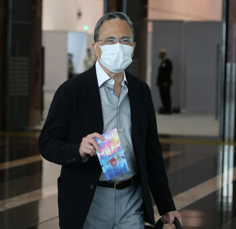 61岁李泽钜罕见现身满头白发，被问卖港口风波，他和李嘉诚一样礼貌拒回应-第2张图片-旧杳电影网