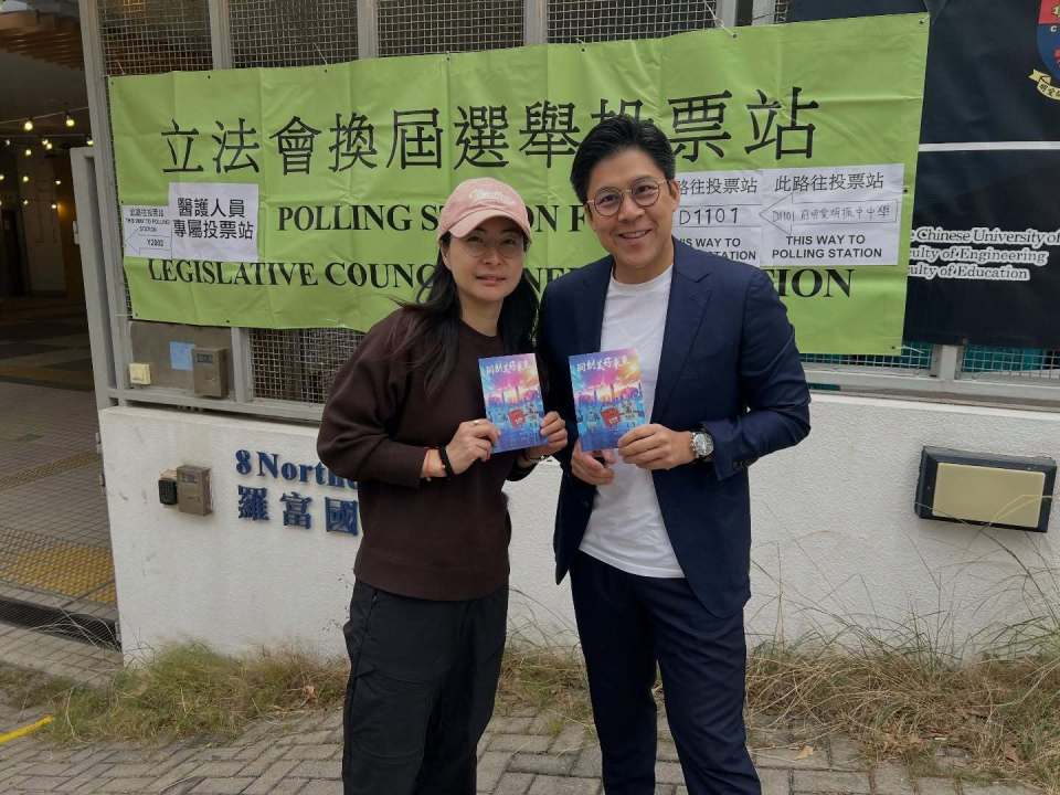 61岁李泽钜罕见现身满头白发，被问卖港口风波，他和李嘉诚一样礼貌拒回应-第4张图片-旧杳电影网