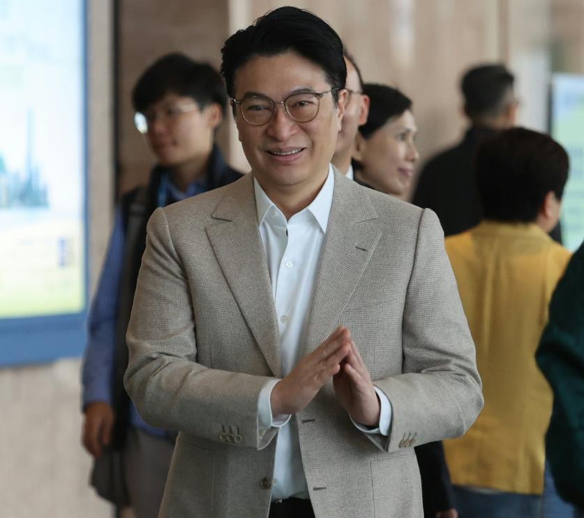 61岁李泽钜罕见现身满头白发，被问卖港口风波，他和李嘉诚一样礼貌拒回应-第6张图片-旧杳电影网