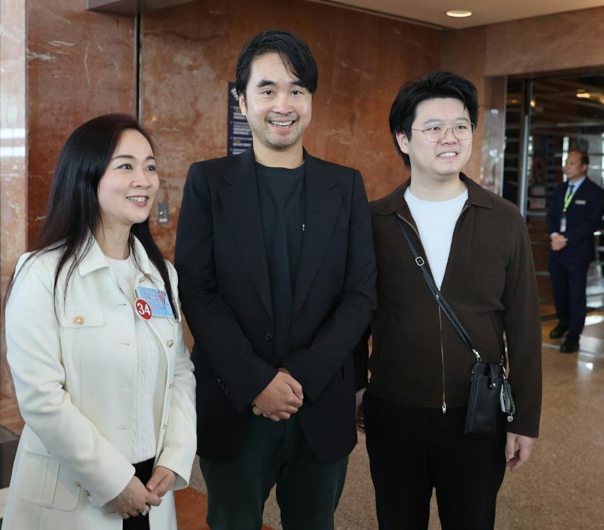 61岁李泽钜罕见现身满头白发，被问卖港口风波，他和李嘉诚一样礼貌拒回应-第7张图片-旧杳电影网