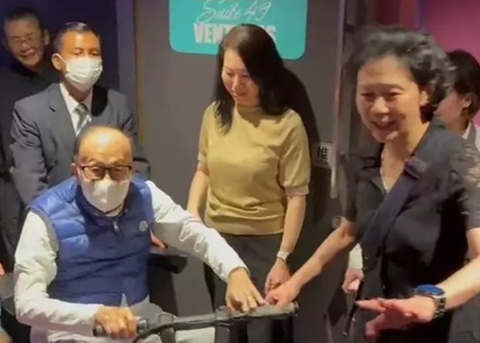 61岁李泽钜罕见现身满头白发，被问卖港口风波，他和李嘉诚一样礼貌拒回应-第8张图片-旧杳电影网