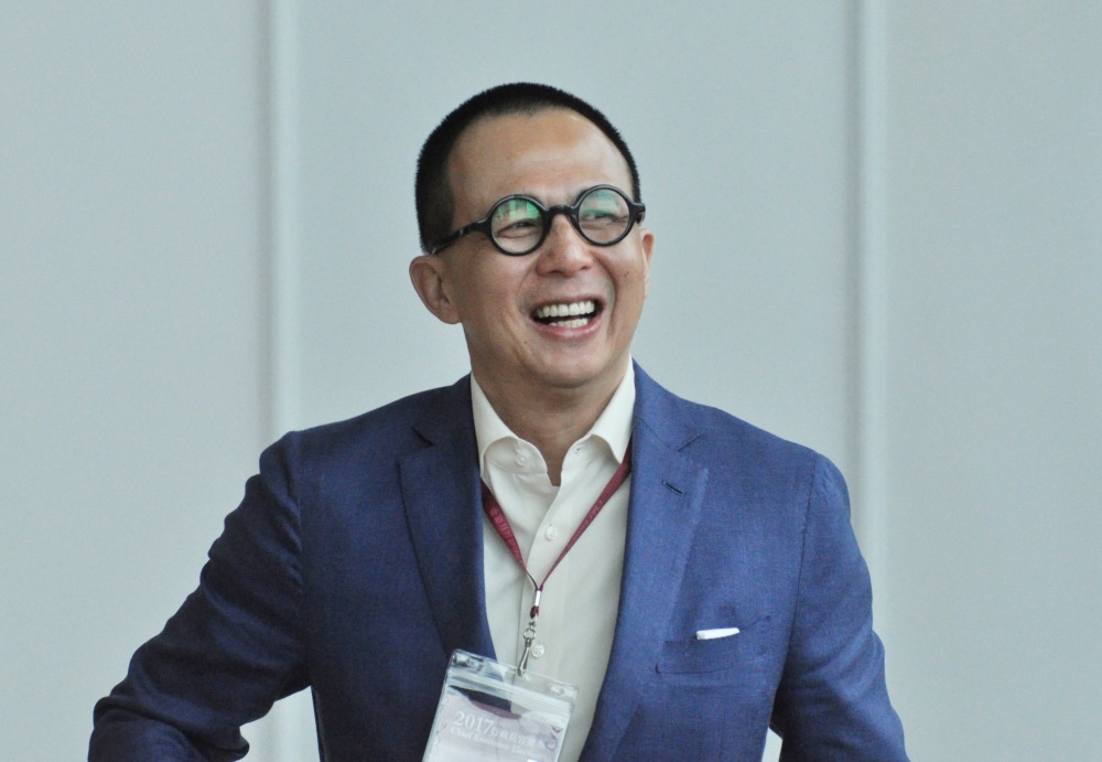 61岁李泽钜罕见现身满头白发，被问卖港口风波，他和李嘉诚一样礼貌拒回应-第10张图片-旧杳电影网