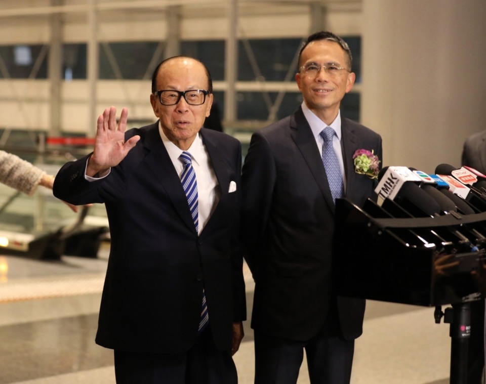 61岁李泽钜罕见现身满头白发，被问卖港口风波，他和李嘉诚一样礼貌拒回应-第11张图片-旧杳电影网