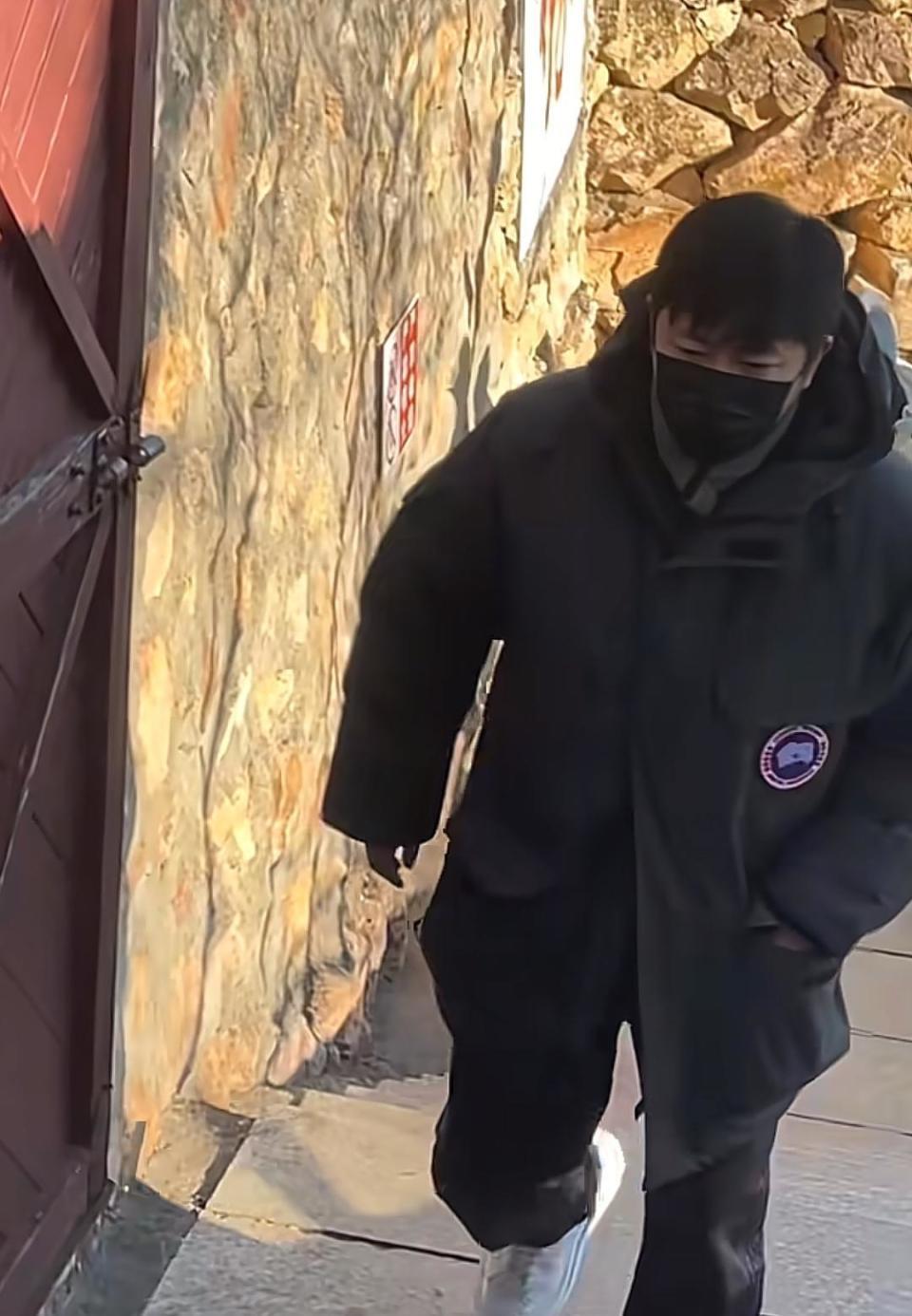 郭京飞夫妇罕见同框照曝光!去大孤山祈福,鲍莉素颜出镜,变胖了很多-第2张图片-旧杳电影网 郭京飞夫妇罕见同框照曝光!去大孤山祈福,鲍莉素颜出镜,变胖了很多-第2张图片-旧杳电影网