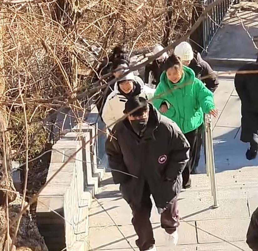 郭京飞夫妇罕见同框照曝光!去大孤山祈福,鲍莉素颜出镜,变胖了很多-第3张图片-旧杳电影网 郭京飞夫妇罕见同框照曝光!去大孤山祈福,鲍莉素颜出镜,变胖了很多-第3张图片-旧杳电影网