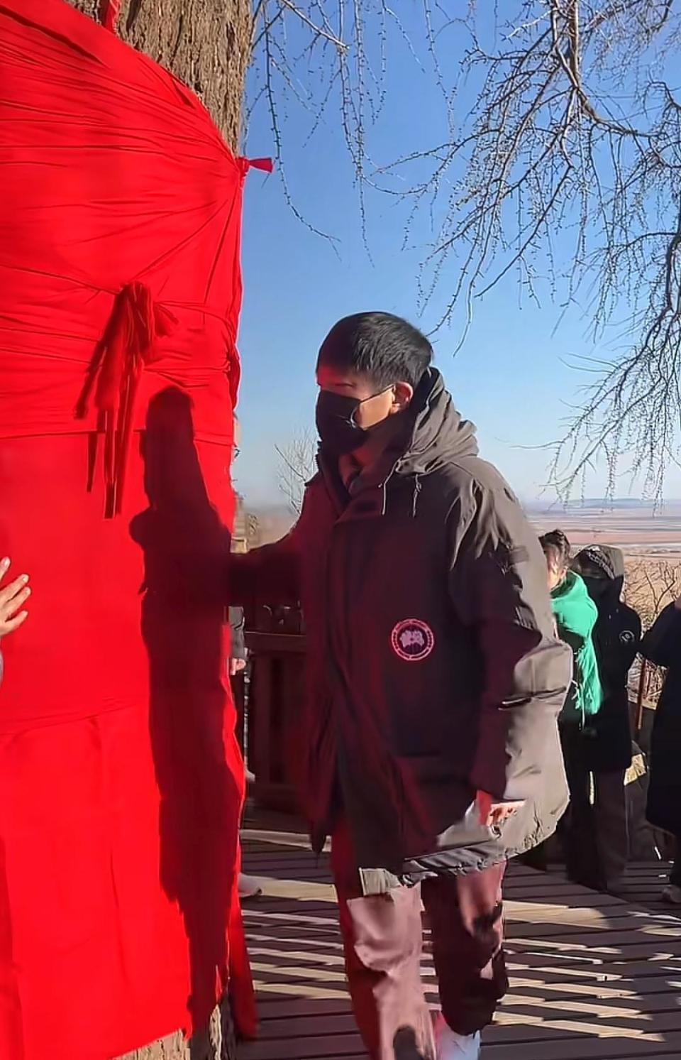 郭京飞夫妇罕见同框照曝光!去大孤山祈福,鲍莉素颜出镜,变胖了很多-第4张图片-旧杳电影网 郭京飞夫妇罕见同框照曝光!去大孤山祈福,鲍莉素颜出镜,变胖了很多-第4张图片-旧杳电影网