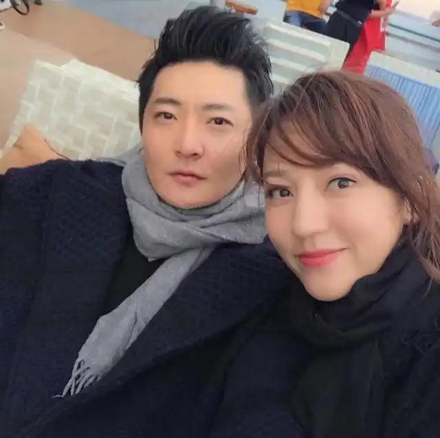 郭京飞夫妇罕见同框照曝光!去大孤山祈福,鲍莉素颜出镜,变胖了很多-第6张图片-旧杳电影网 郭京飞夫妇罕见同框照曝光!去大孤山祈福,鲍莉素颜出镜,变胖了很多-第6张图片-旧杳电影网