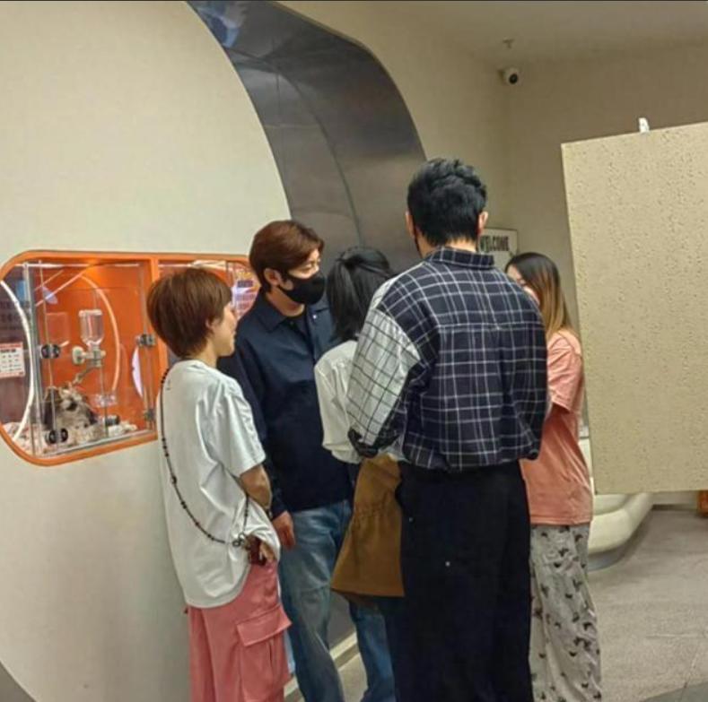 郭京飞夫妇罕见同框照曝光!去大孤山祈福,鲍莉素颜出镜,变胖了很多-第8张图片-旧杳电影网 郭京飞夫妇罕见同框照曝光!去大孤山祈福,鲍莉素颜出镜,变胖了很多-第8张图片-旧杳电影网