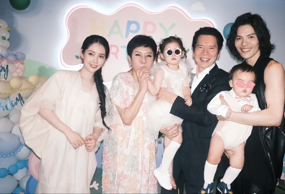 郭碧婷自曝和向佐两地分居,靠孩子联络感情,婆婆向太给钱大手笔-第13张图片-旧杳电影网 郭碧婷自曝和向佐两地分居,靠孩子联络感情,婆婆向太给钱大手笔-第13张图片-旧杳电影网