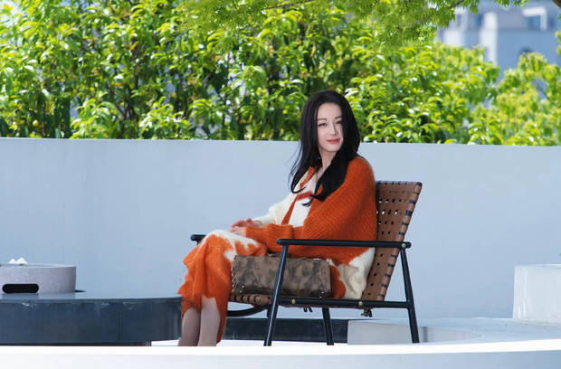 迪丽热巴更新美照！暖阳下笑容灿烂 治愈感拉满超养眼-第1张图片-旧杳电影网