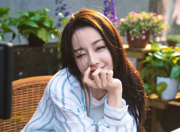 迪丽热巴更新美照！暖阳下笑容灿烂 治愈感拉满超养眼-第3张图片-旧杳电影网