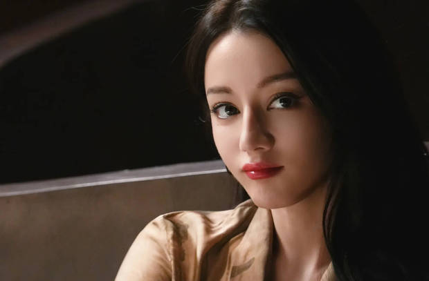 迪丽热巴更新美照！暖阳下笑容灿烂 治愈感拉满超养眼-第5张图片-旧杳电影网