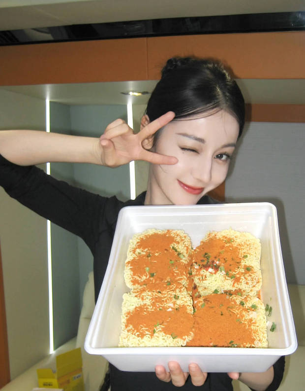 迪丽热巴更新美照！暖阳下笑容灿烂 治愈感拉满超养眼-第9张图片-旧杳电影网