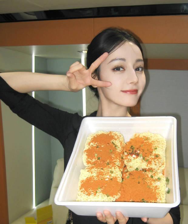 迪丽热巴更新美照！暖阳下笑容灿烂 治愈感拉满超养眼-第10张图片-旧杳电影网