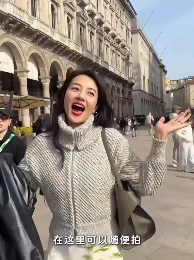 46岁高圆圆米兰街头放飞！没人认出素颜狂拍，生图状态看呆路人-第2张图片-旧杳电影网