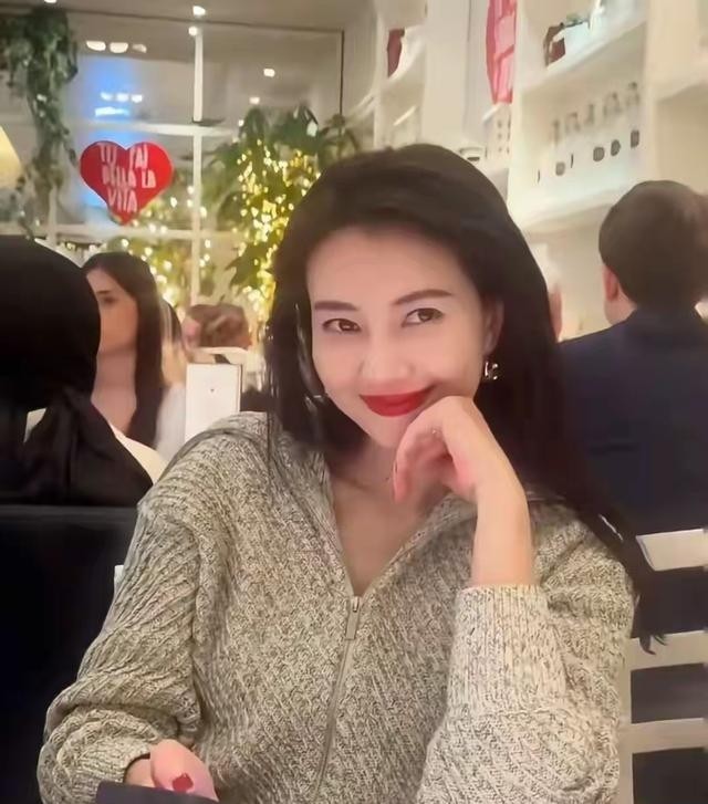 46岁高圆圆米兰街头放飞！没人认出素颜狂拍，生图状态看呆路人-第3张图片-旧杳电影网