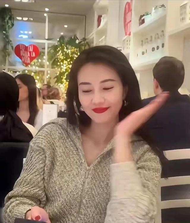 46岁高圆圆米兰街头放飞！没人认出素颜狂拍，生图状态看呆路人-第4张图片-旧杳电影网