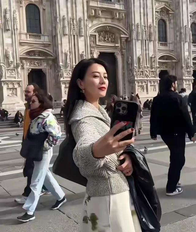 46岁高圆圆米兰街头放飞！没人认出素颜狂拍，生图状态看呆路人-第8张图片-旧杳电影网