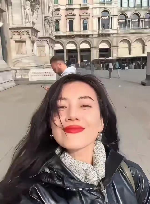 46岁高圆圆米兰街头放飞！没人认出素颜狂拍，生图状态看呆路人-第9张图片-旧杳电影网