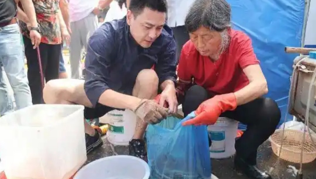 演员李飞接不到戏,“落魄”到陪母亲摆摊买鱼,背后的真相太现实-第1张图片-旧杳电影网 演员李飞接不到戏,“落魄”到陪母亲摆摊买鱼,背后的真相太现实-第1张图片-旧杳电影网