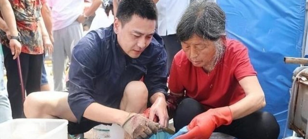 演员李飞接不到戏,“落魄”到陪母亲摆摊买鱼,背后的真相太现实-第3张图片-旧杳电影网 演员李飞接不到戏,“落魄”到陪母亲摆摊买鱼,背后的真相太现实-第3张图片-旧杳电影网