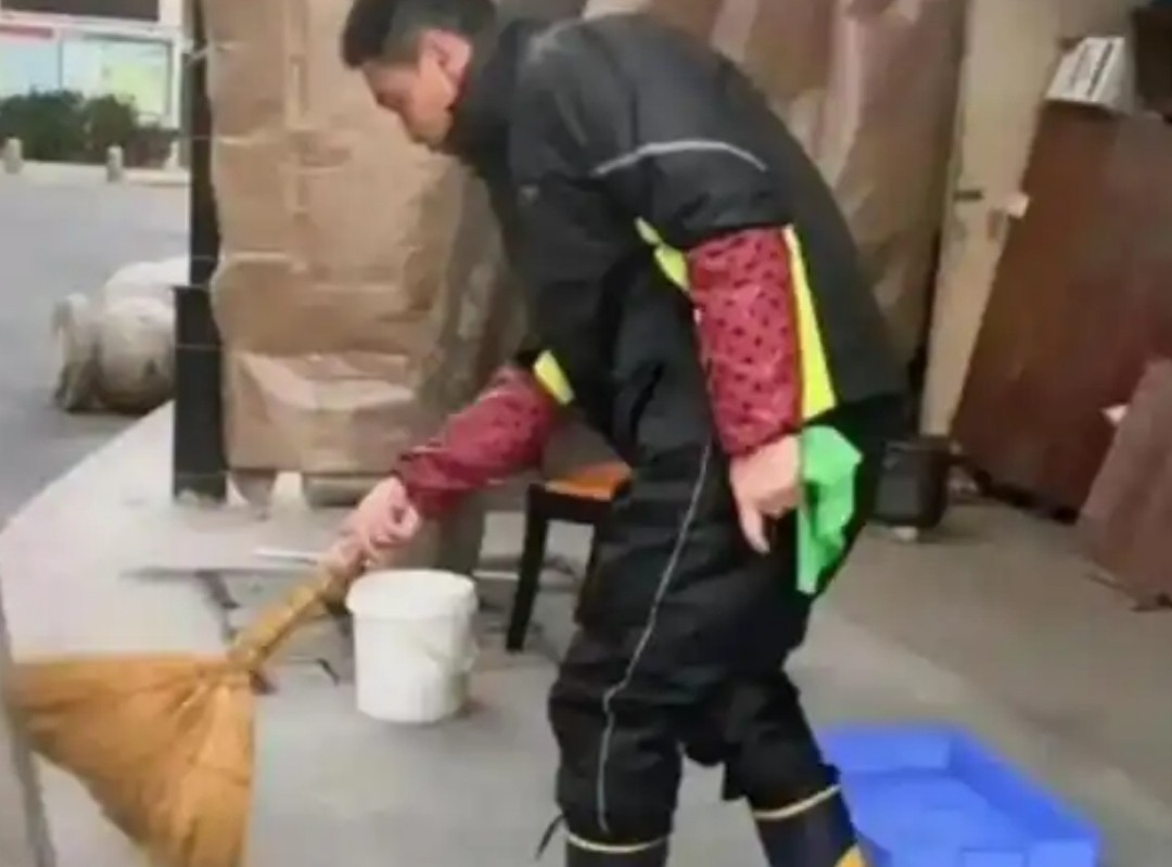 演员李飞接不到戏,“落魄”到陪母亲摆摊买鱼,背后的真相太现实-第8张图片-旧杳电影网 演员李飞接不到戏,“落魄”到陪母亲摆摊买鱼,背后的真相太现实-第8张图片-旧杳电影网