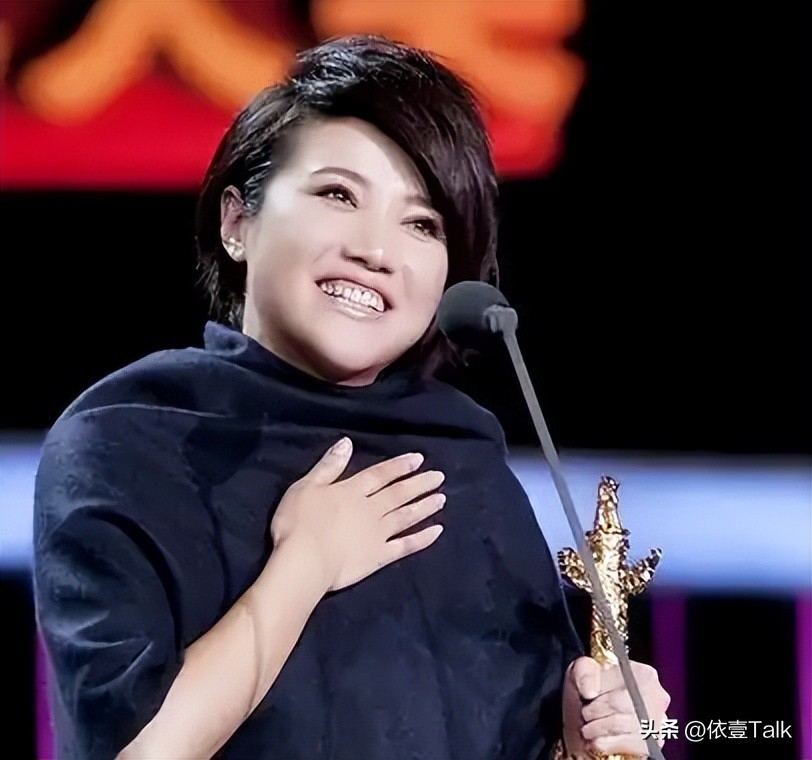 没想到52岁颜丙燕官宣比自己小 20 岁的男友才两个月，竟被全网攻击-第3张图片-旧杳电影网