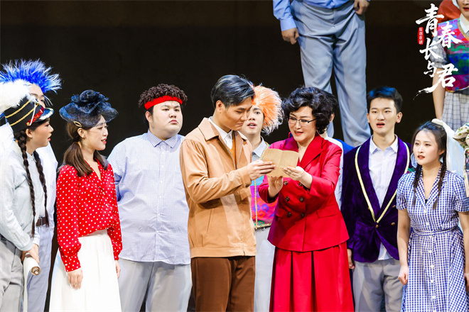 歌剧《青春长与君》首演 原型黄会林惊喜亮相谢幕-第4张图片-旧杳电影网